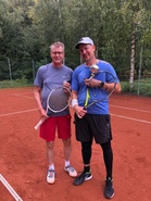 Miesten harrastesarjan loppuottelussa Olli Pusa (oikealla) oli Jussi Heikkilää parempi 6-1, 6-2